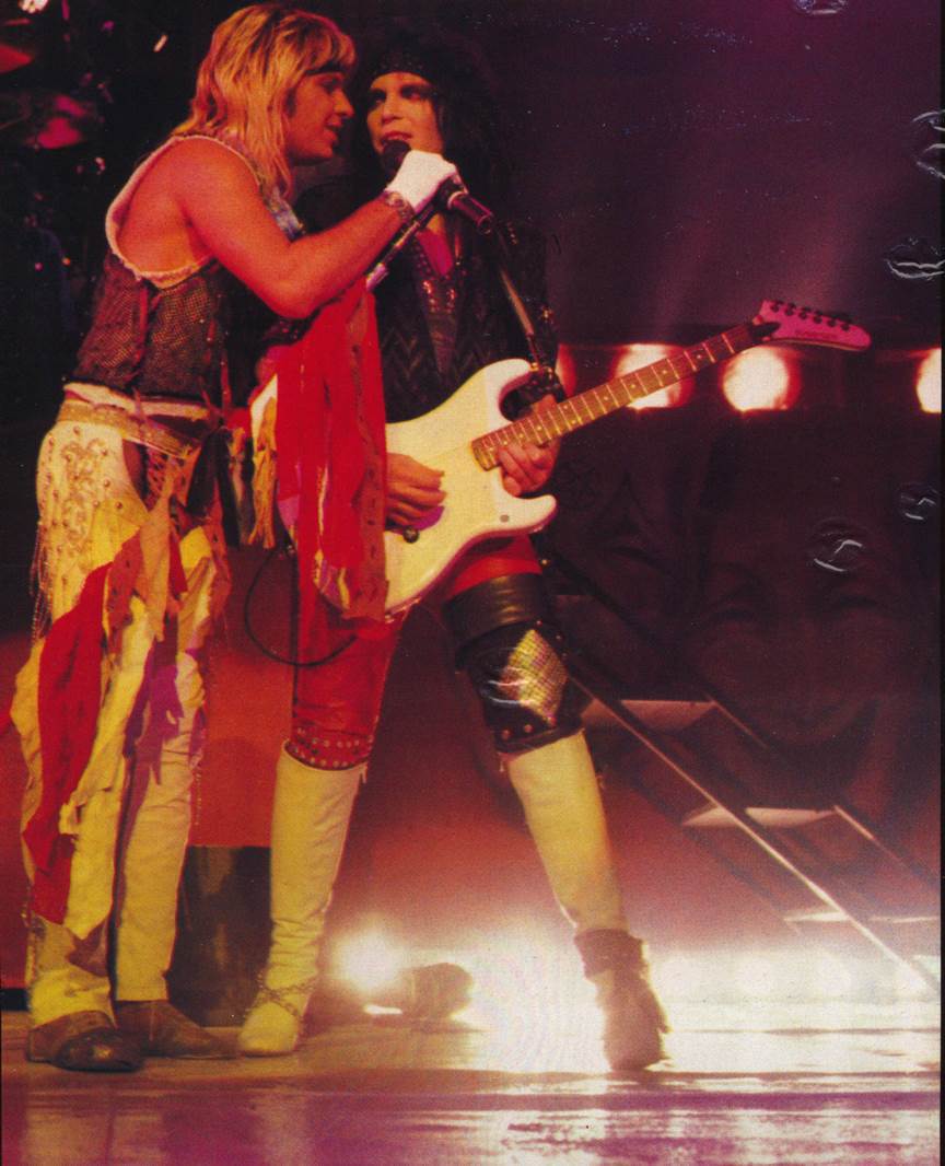 HM 3 MOTLEY CRUE 3 2