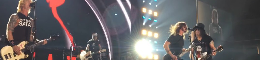 Guns N’ Roses: Dave Grohl sul palco con la band per suonare ‘Paradise City’