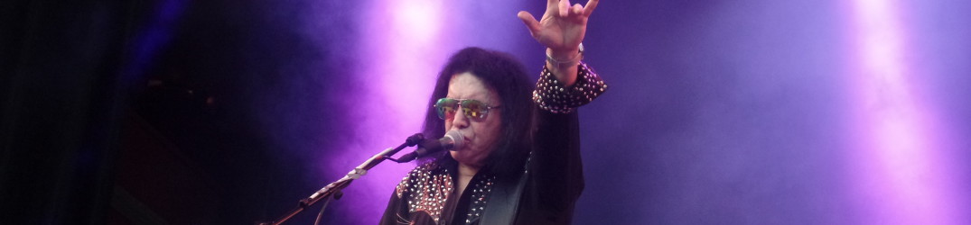 Kiss: Gene Simmons fa salire un fan quindicenne sul palco a suonare la batteria