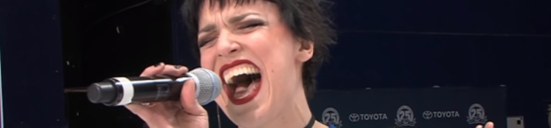 Halestorm: guarda Lzzy Hale cantare l’inno americano prima di una partita di hockey