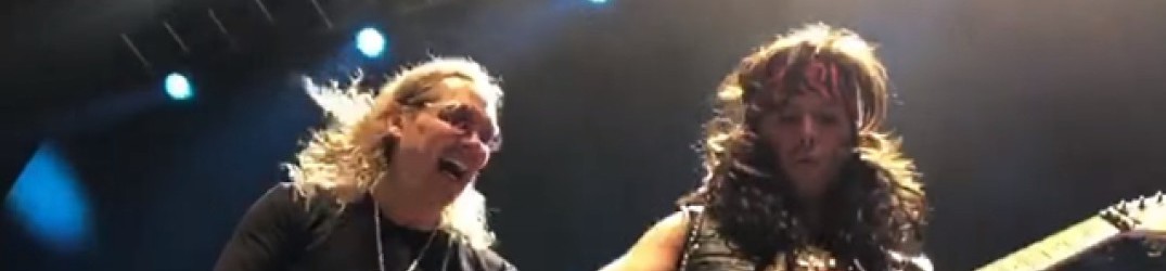 Steel Panther: Gus G travestito da Satchel e Michael Starr da Ozzy per suonare ‘Crazy Train’