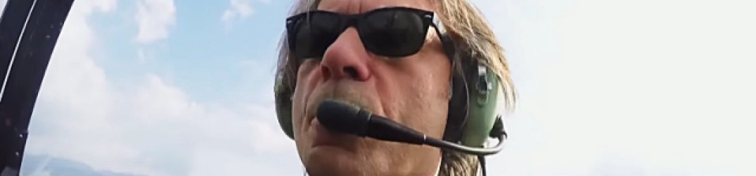 Iron Maiden: Bruce Dickinson, guardalo volare su un P-51 Mustang della North American Aviation!