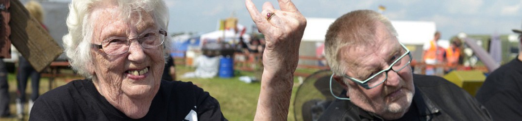 Una coppia di anziani citata in giudizio per aver ascoltato gli Iron Maiden a un volume troppo alto