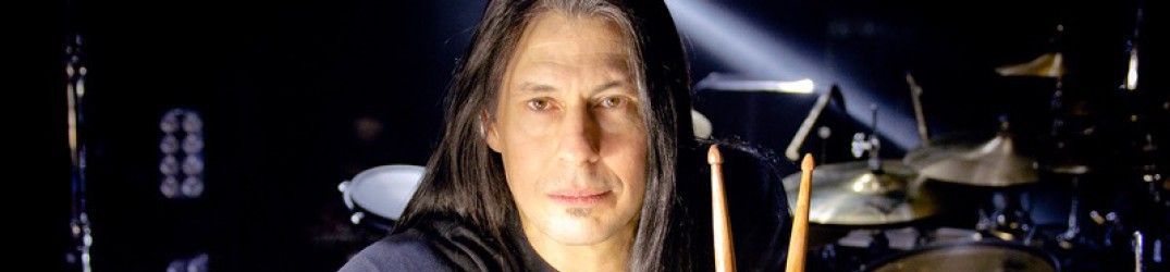 Dream Theater: guarda il drum solo di Mike Mangini con una batteria di… spazzatura!