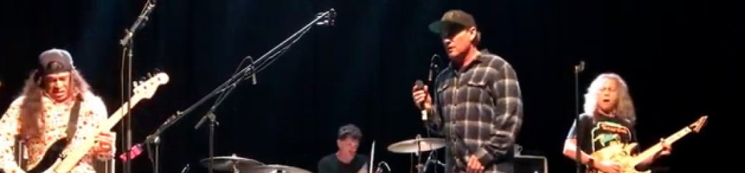 Metallica: guarda Kirk Hammett e Robert Trujillo eseguire cover di song classiche in Ontario