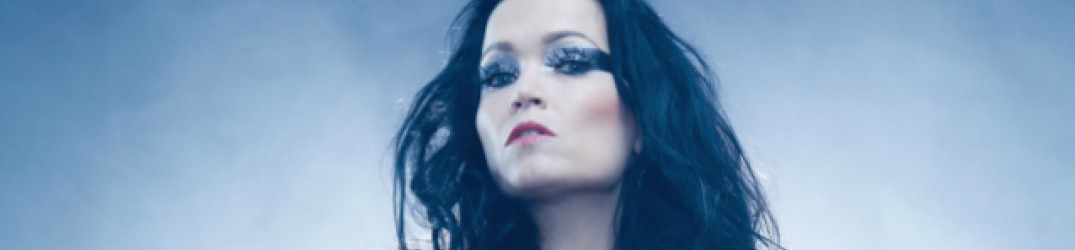 Tarja: nell’unboxing video la cantante mostra i contenuti del nuovo “In The Raw”