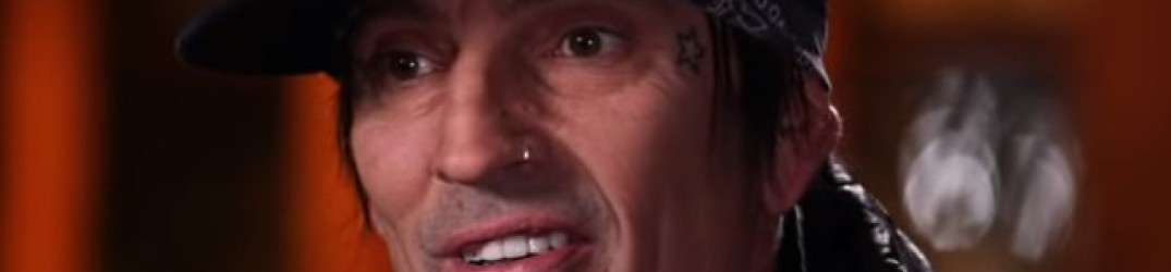 Tommy Lee: posta il video di un pene in bocca alla moglie, ma nega sia il suo