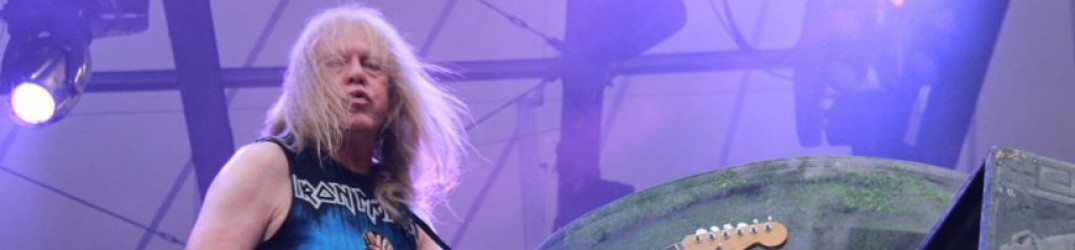 Iron Maiden: Janick Gers gioca con la chitarra, gli sfugge e vola sulla folla
