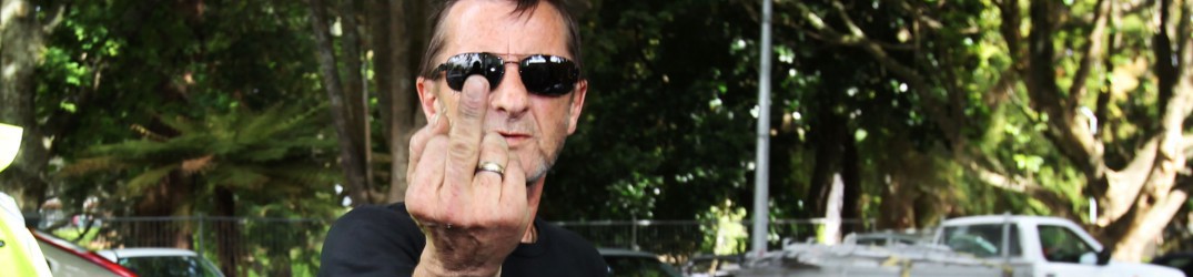 AC/DC: Phil Rudd sbotta di fronte alle telecamere (video)