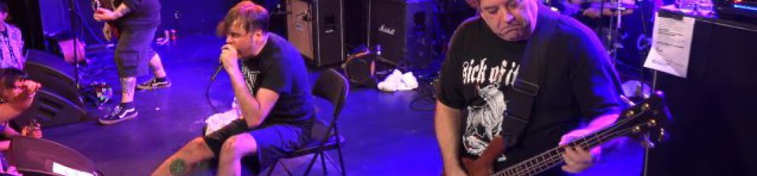 Napalm Death: Mark Greenway, a causa di un infortunio su una sedia di fronte al pubblico; video
