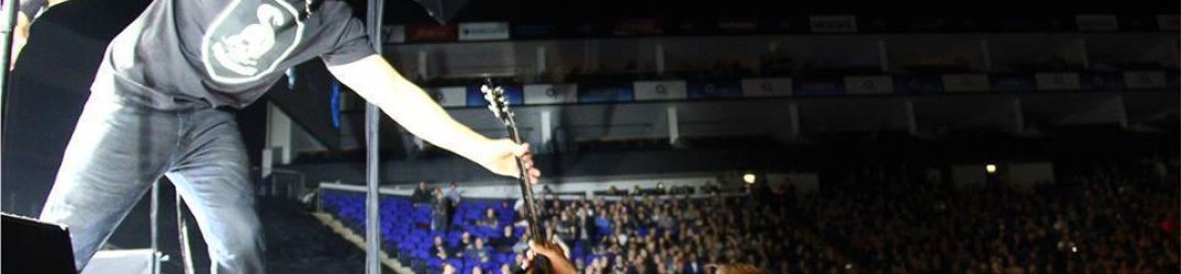 Alter Bridge: Mark Tremonti regala la sua chitarra ad uno spettatore di un loro concerto