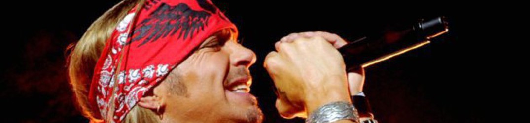 Poison: Bret Michaels si esibisce durante un match di NBA