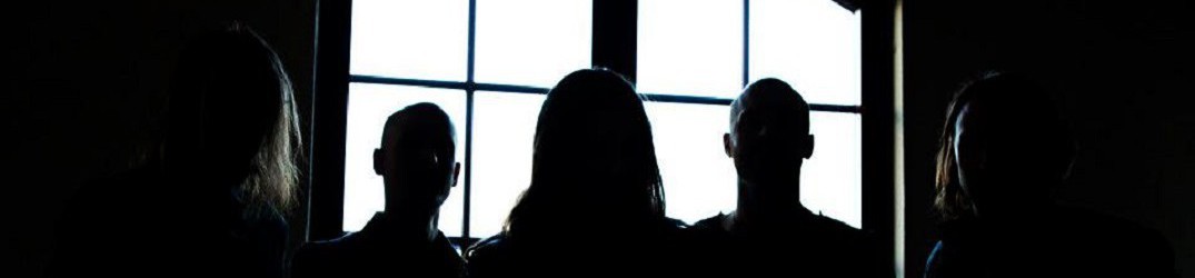 Below: ascolta l’official audio di ‘1000 Broken Bones’