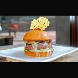 Slash: nasce il suo hamburger