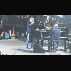 AC/DC: Brian Johnson, sul palco con Billy Joel, canta “You Shook Me All Night Long”