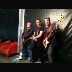 Three Lions: il lyric video di ‘Hold Me Down’