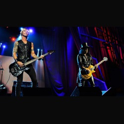Guns N’ Roses: Slash e Duff Mckagan suonano ‘It’s So Easy’ insieme sul palco