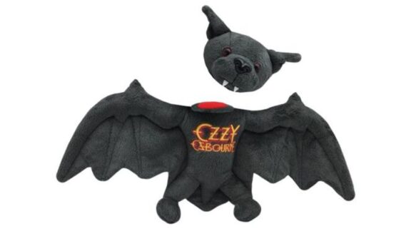 Ozzy Osbourne: lancia il peluche di pipistrello con la testa staccabile