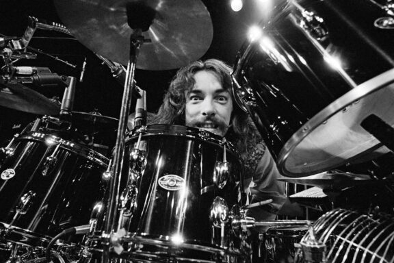 Rush: Black Sabbath, Kiss, Megadeth, il mondo della musica tributa Neil Peart
