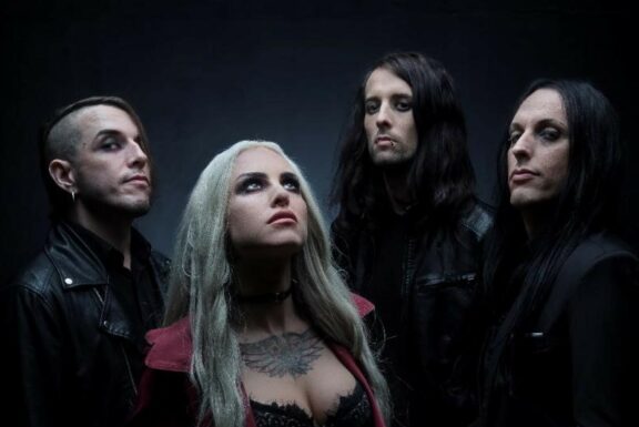 Stitched Up Heart: pubblicato il lyric video ufficiale per la nuova canzone ‘Straitjacket’