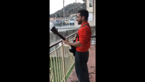 Slayer: diventa virale anche all’estero il video del chitarrista che suona ‘Raining Blood’ dal balcone