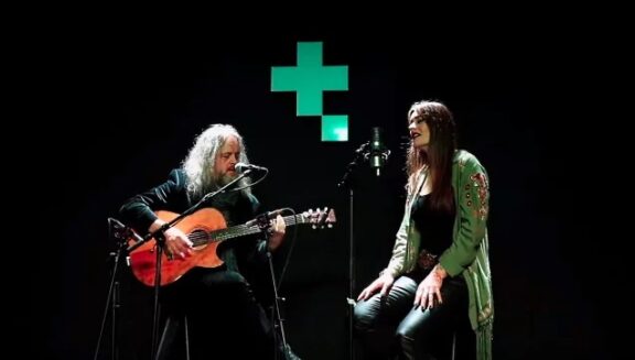 Nightwish: guarda Floor Jansen e Troy Conockley esibirsi nella versione acustica di ‘Nemo’
