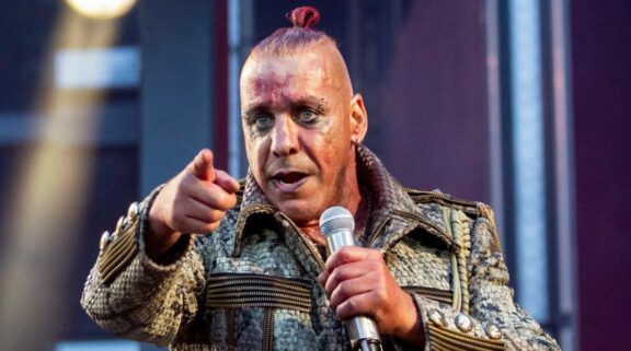 Till Lindemann (Rammstein, Lindemann): ricoverato in terapia intensiva per polmonite da Covid-19
