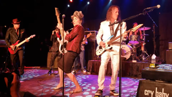 Metallica: sfida a colpi di wah-wah tra Kirk Hammett ed il comico Mrs. Smith