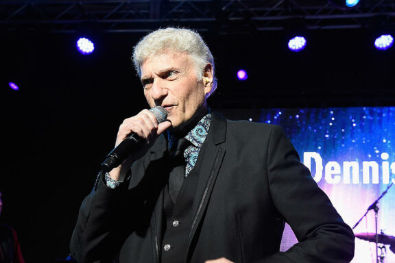 Styx: guarda Dennis DeYoung che canta al pianoforte ‘The Best of Times’