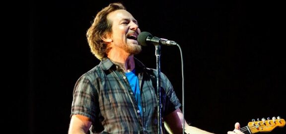 Pearl Jam: guarda Eddie Vedder mentre esegue una versione solista di ‘River Cross’