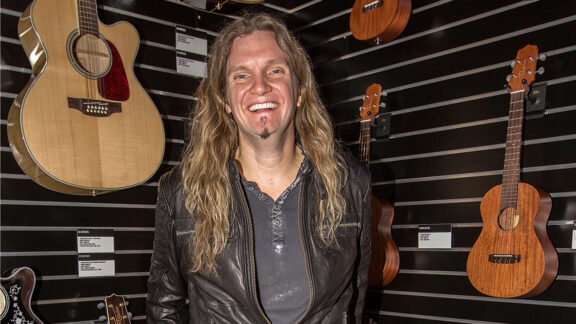 Whitesnake: Joel Hoekstra, un’esclusiva guitar lesson del brano ‘Trouble Is Your Middle Name’