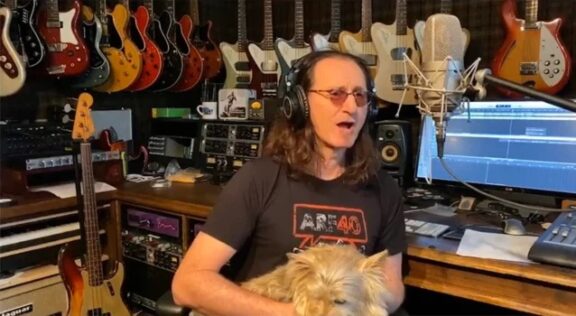 Rush: guarda Geddy Lee nella all-star cover di beneficenza ‘Lean on Me’