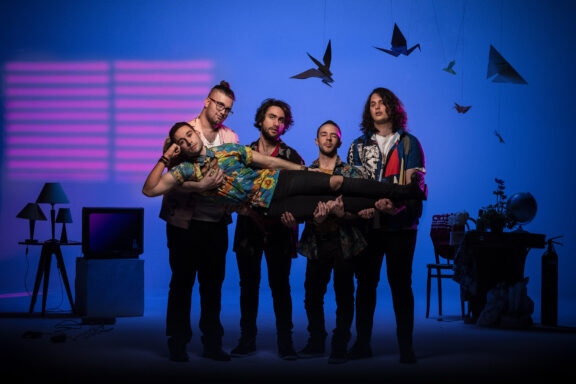 Apple Sauce: ecco come si fa la pizza nel videoclip di ‘Sausages & Pears’
