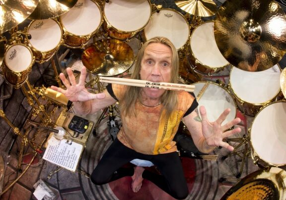 Iron Maiden: Nicko McBrain suona dal vivo ‘The Writing On The Wall’ per la prima volta