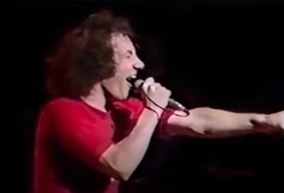 AC/DC: la performance di ‘You Shook Me All Night Long’ dal vivo a Tokyo nel 1981