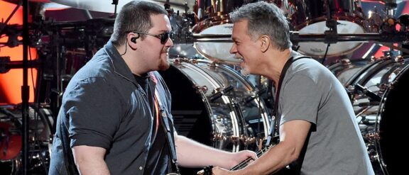 Van Halen: Wolfgang Van Halen lancia una frecciatina a un fan suonando ‘Eruption’ al basso