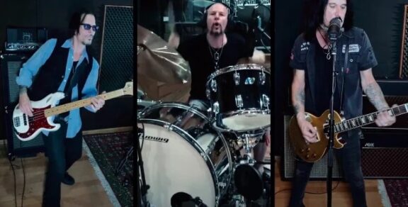 Guns N’ Roses: l’ex-chitarrista Gilby Clarke esegue la versione “in quarantena” del nuovo singolo ‘The Gospel Truth’, video