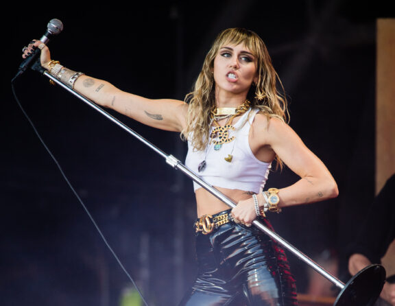 Miley Cyrus: pubblicherà un album di cover dei Metallica