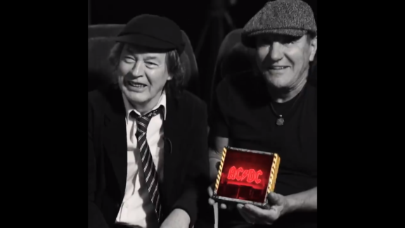 AC/DC: Angus Young e Brian Johnson mostrano la versione Deluxe ‘Power Up’ Lightbox