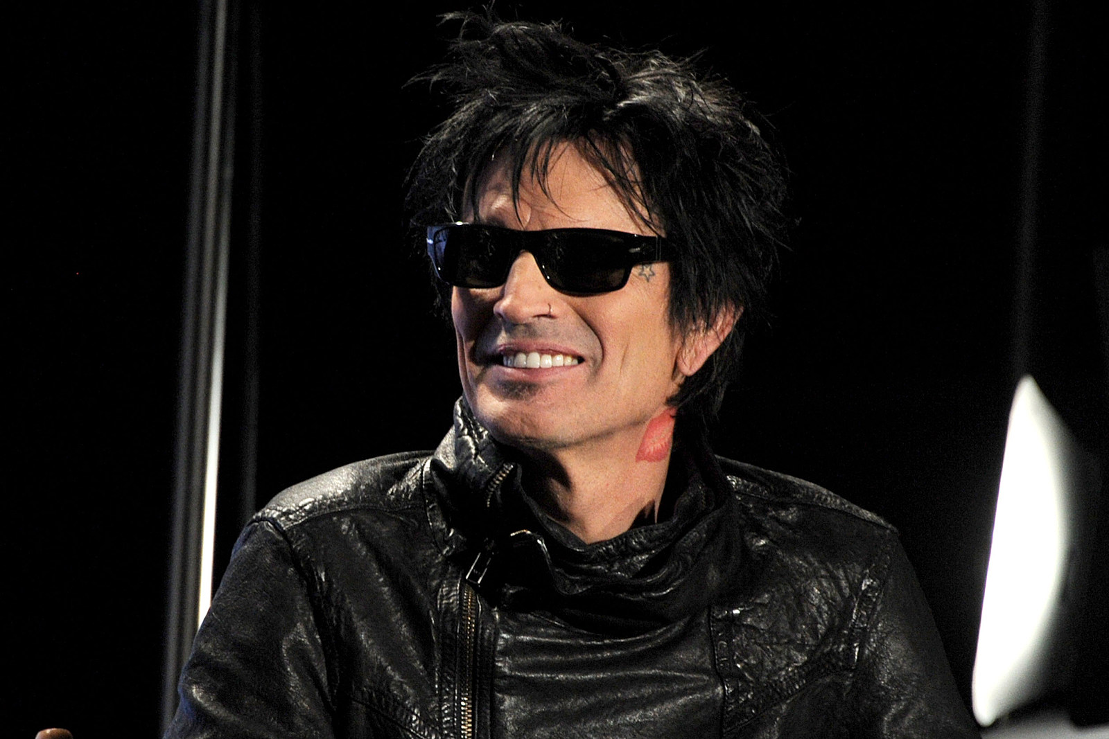 Mötley Crüe Tommy Lee Siamo Come Magneti Per Le Stronzate Truemetal It