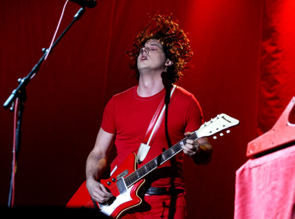 Jack White: regala una chitarra a un musicista di strada cui era stata distrutta