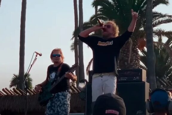 Sammy Hagar e Michael Anthony: la performance di ‘Right Now’ in onore a Eddie Van Halen