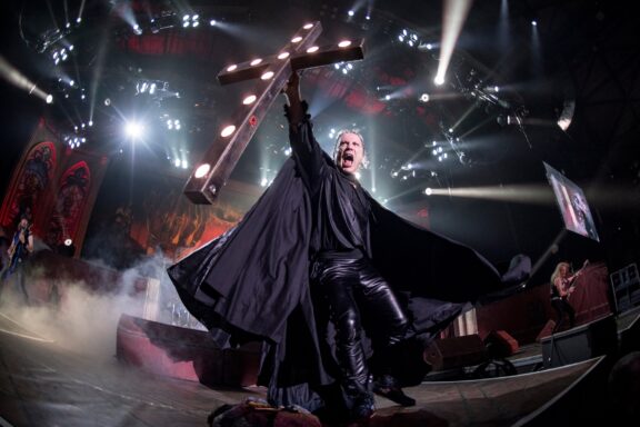 Iron Maiden: Bruce Dickinson, “Le band HM hanno adottato l’immaginario satanista per scioccare le persone”