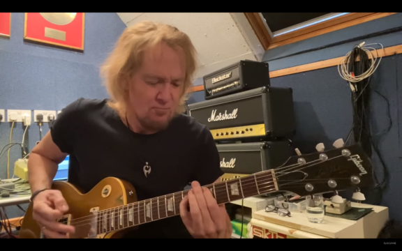 Iron Maiden: Adrian Smith suona ‘Gangland’ per la prima volta dopo tanti anni, con la stessa chitarra di allora