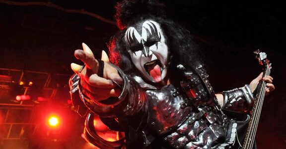 Kiss: Gene Simmons, “Chi ha ucciso il music business? I fan; chi scarica musica illegale è un ladro”