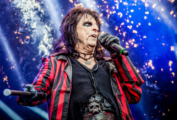 Alice Cooper: scala tutte le classifiche mondiali!