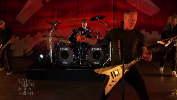 Metallica: suonano ‘Battery’ con il backdrop originale di “Master of Puppets” per celebrarne l’anniversario