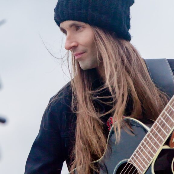 Ibanez Guitars: il modello AMH90-BK presentato da Fernando Giron