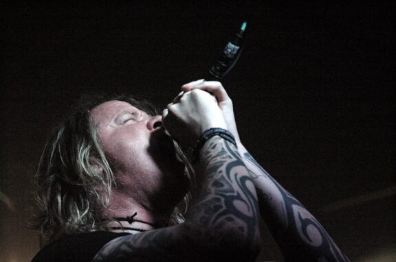 Burton C. Bell: l’ex cantante dei Fear Factory esegue ‘Replica’ a Sidney, video