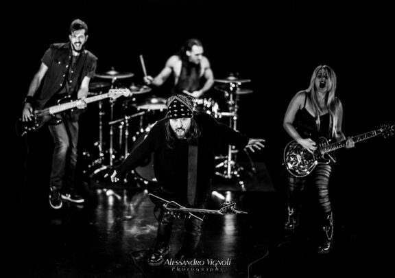 Hollywood Groupies: guarda il video di ‘Mud’